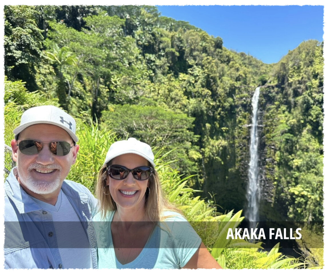 nahukugangCouple standing near ʻAkaka Falls surrounded by rainforest
